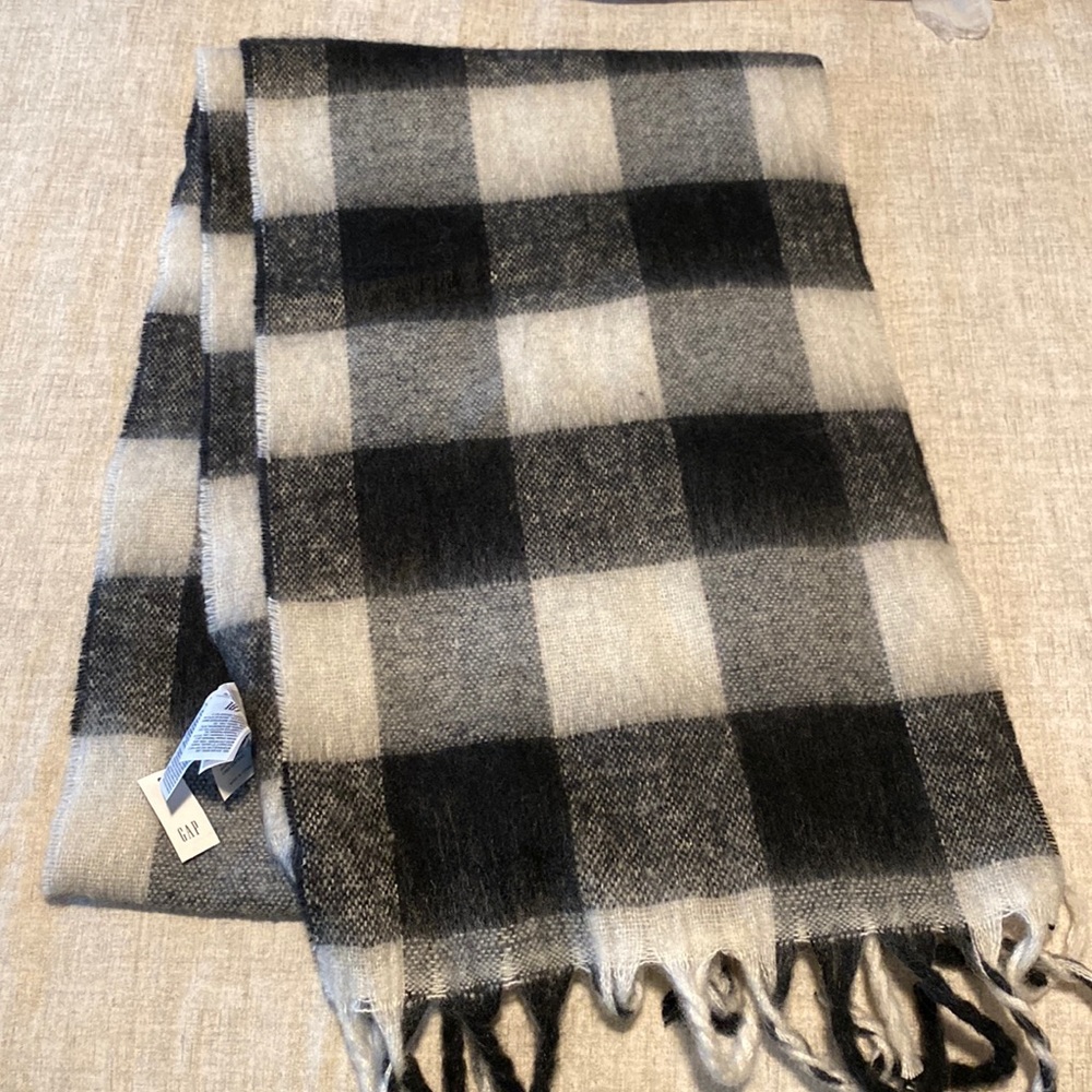 Gap black and white checker scarf